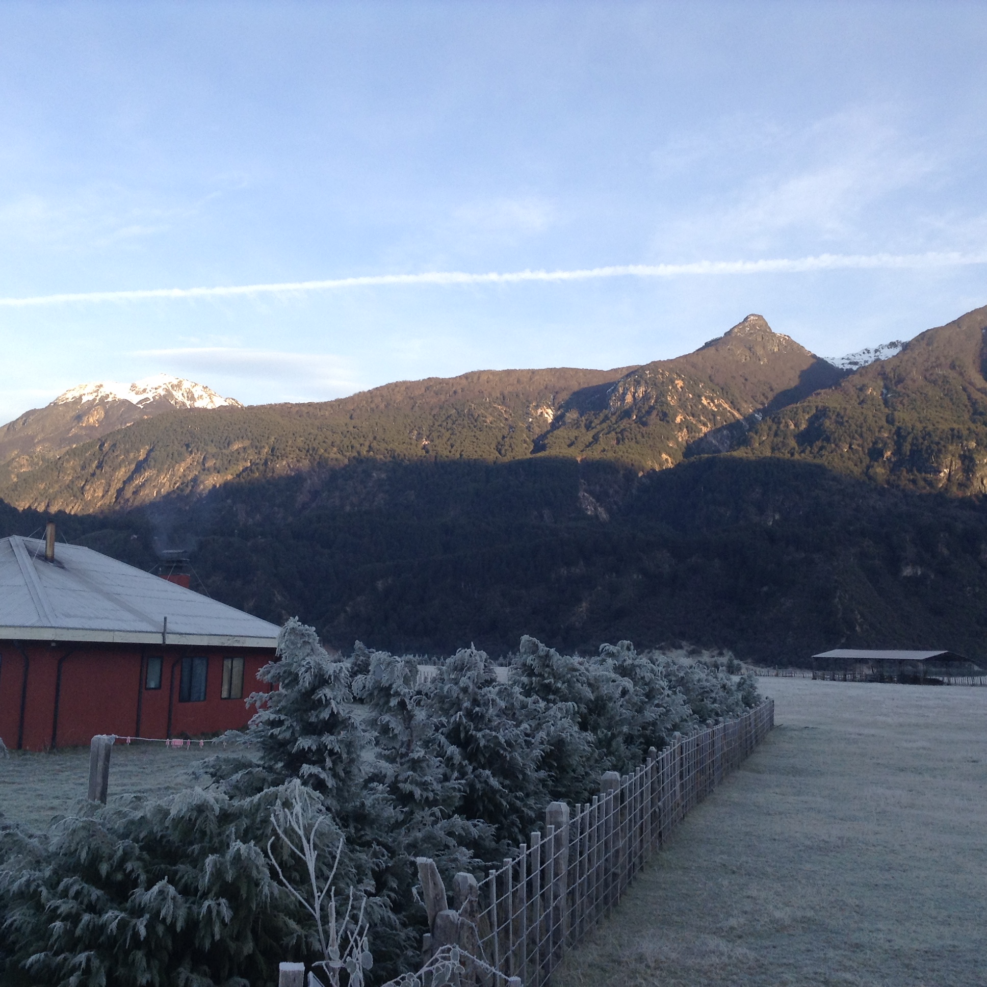Amanecer con escarcha en el Fundo La Pampita, invierno 2015, Mañihuales, Aysén
